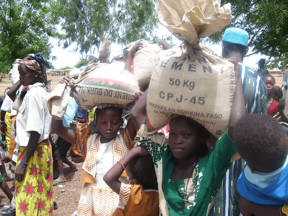 ils repartent chez eux avec des sacs de riz