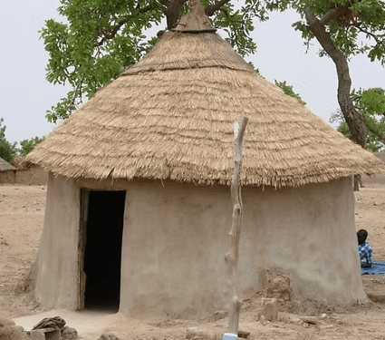 Habitat traditionnel à Sapaga